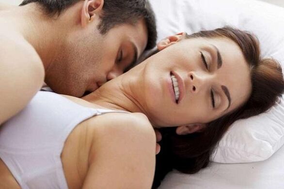 Intimitatea eta alta sexu zirrara duen gizon bateko kidea